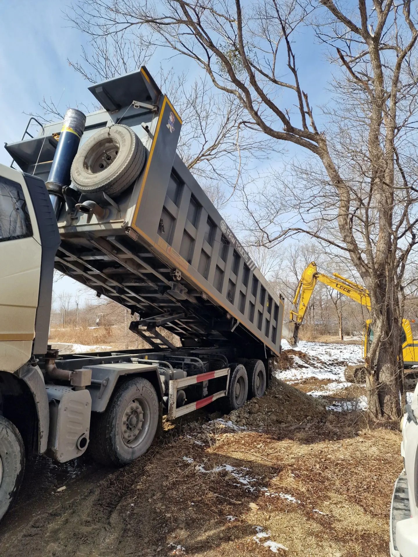Самосвал выгружает скальник